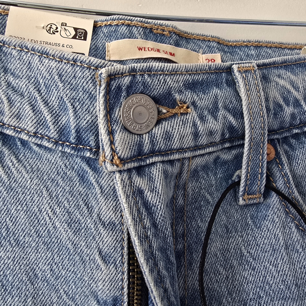 NWT Levi's Premium Wedgie Slim Straight High Rise Jeans 28 Light Wash - Picture 9 of 10